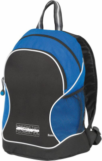 Modrý batoh s přední černou kapsou
